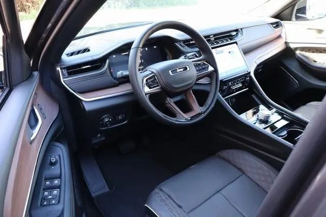 2025 Jeep Grand Cherokee Summit photo 11