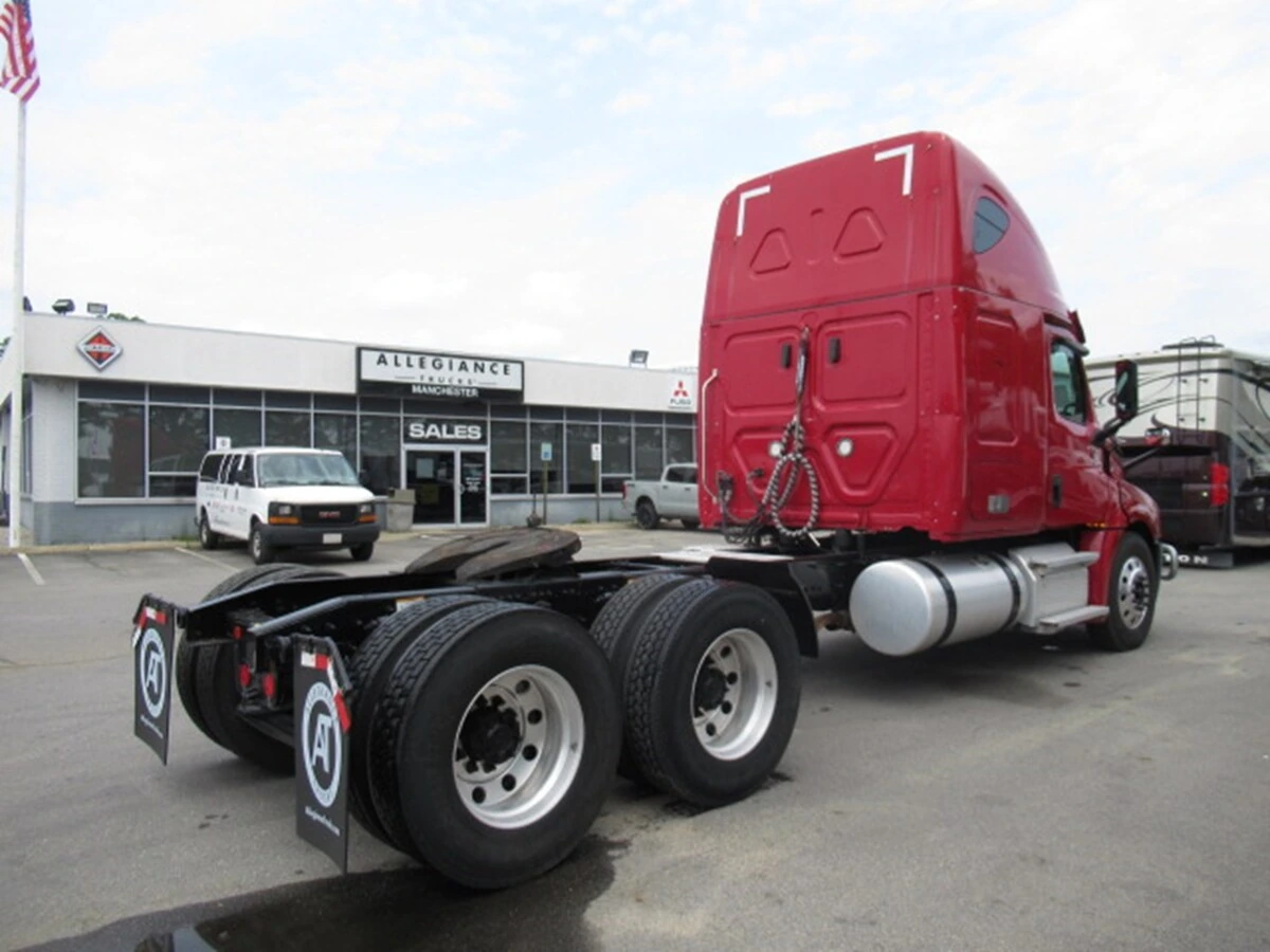 2020 Freightliner Cascadia - image 4