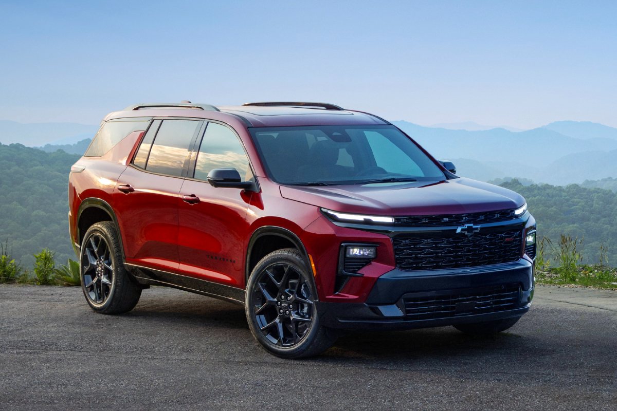 2025 Chevrolet Traverse Exterior Passenger Side Front Profile