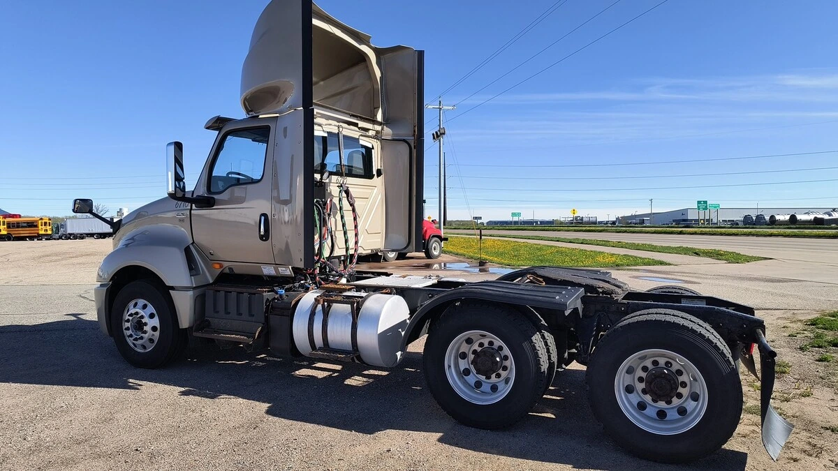 2019 International LT - image 3