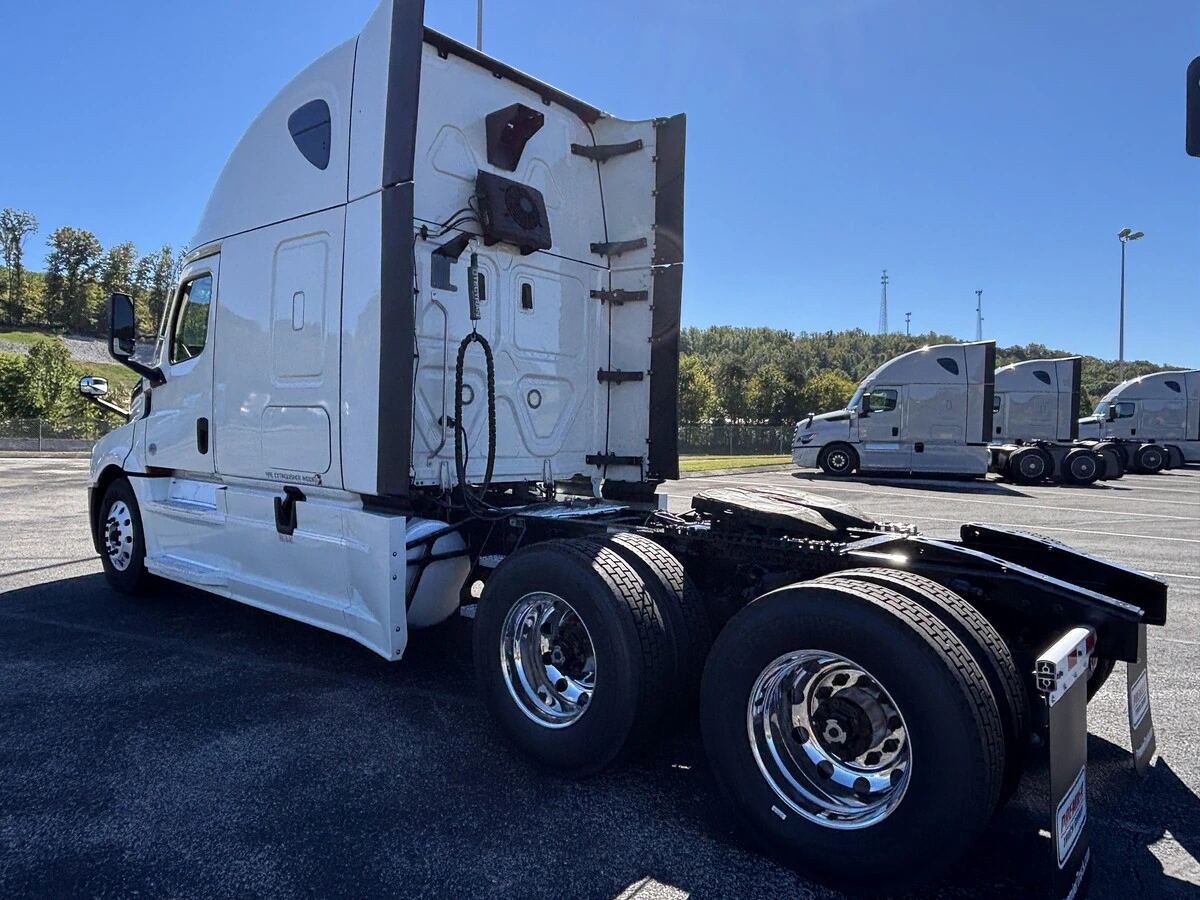 2022 Freightliner Cascadia — photo 7