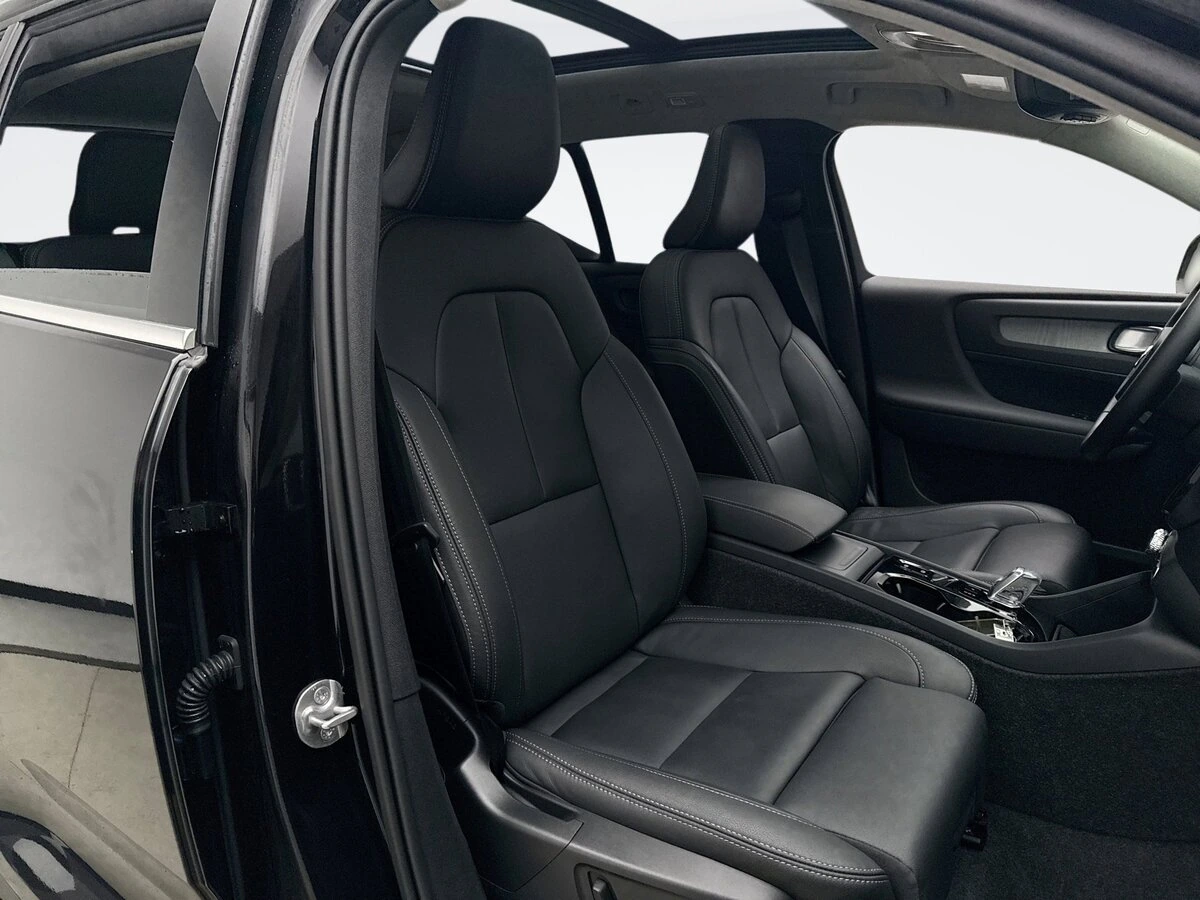 2025 Volvo - image 17