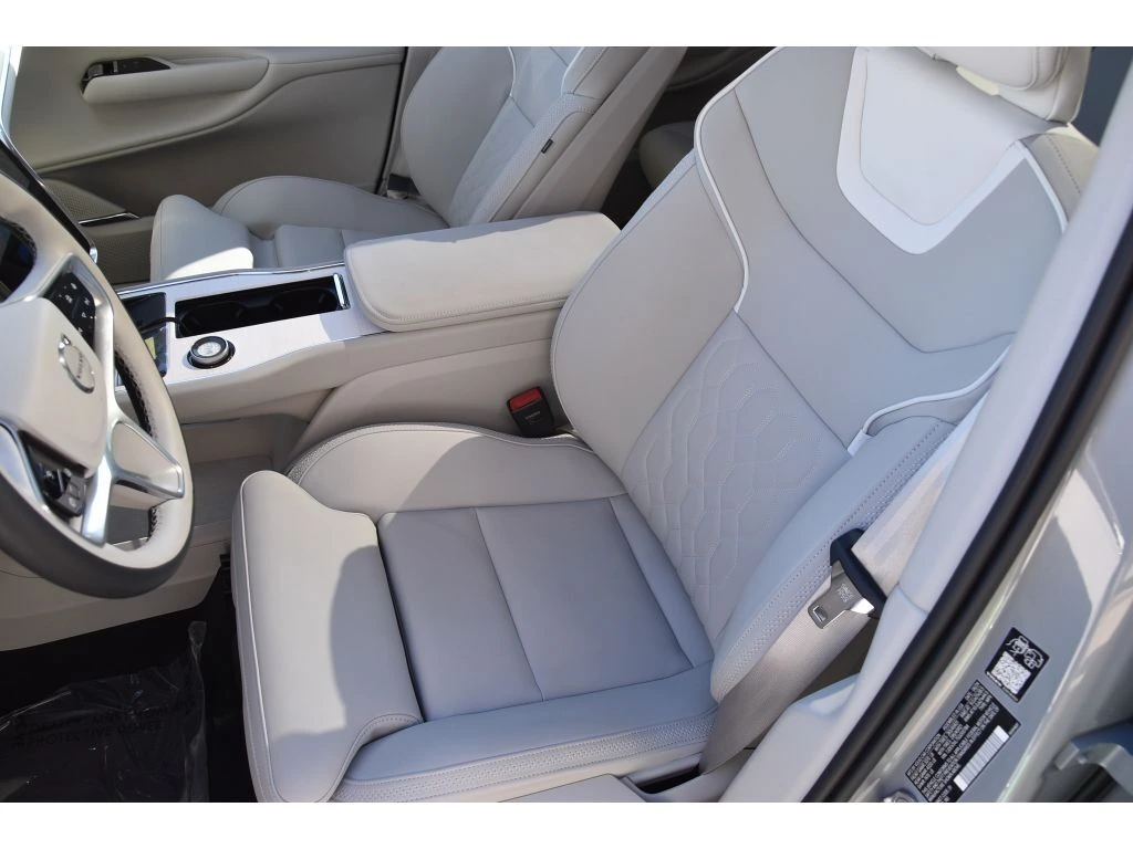 2025 Volvo - image 14