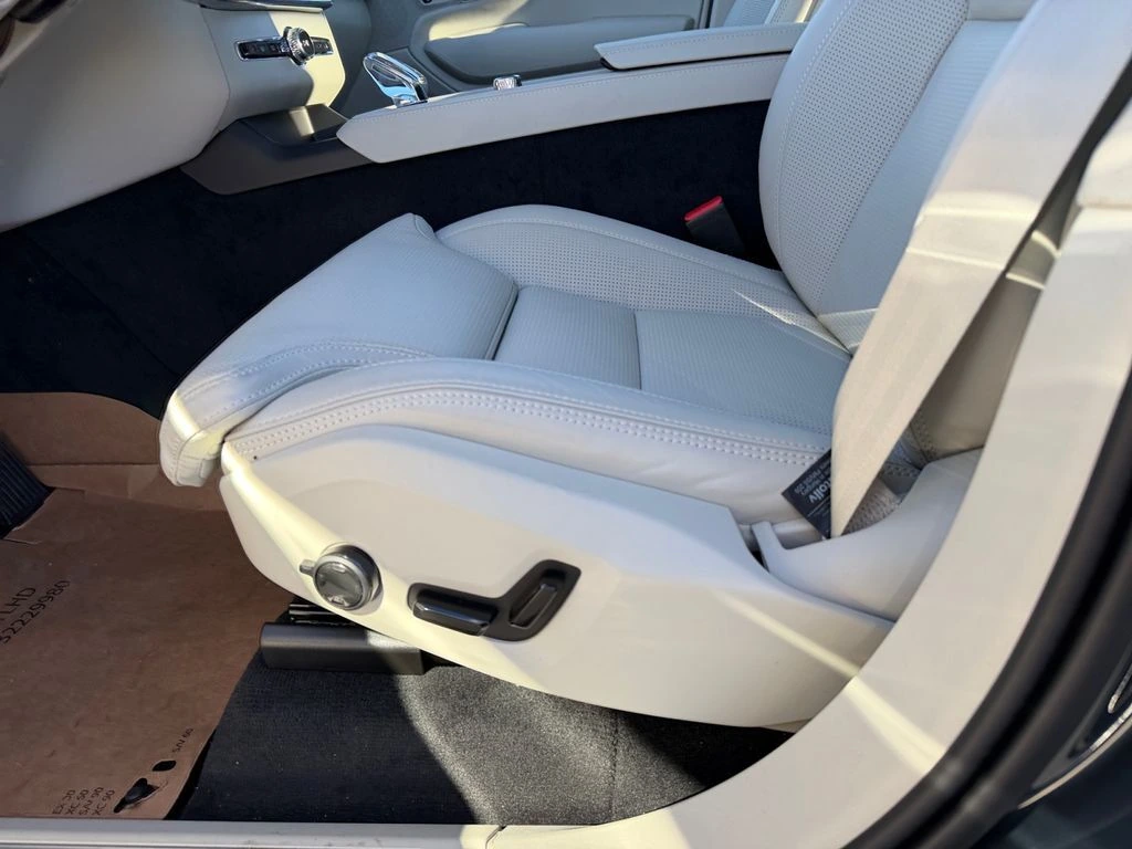 2026 Volvo - image 14