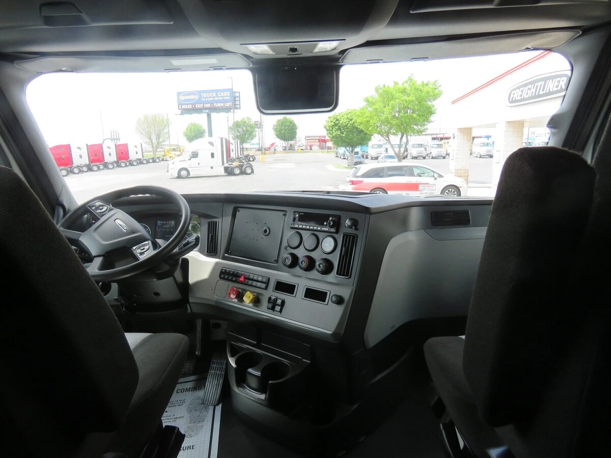 2022 Freightliner Cascadia - image 20