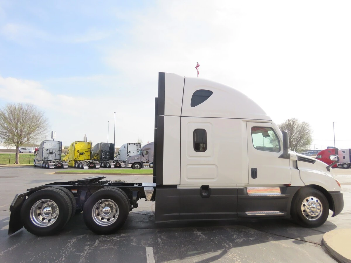 2023 Freightliner Cascadia - image 8