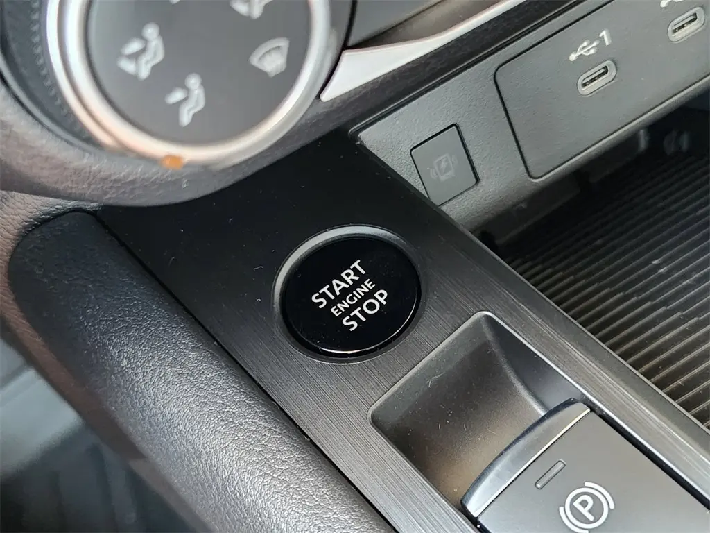 2025 Nissan Kicks SV photo 14