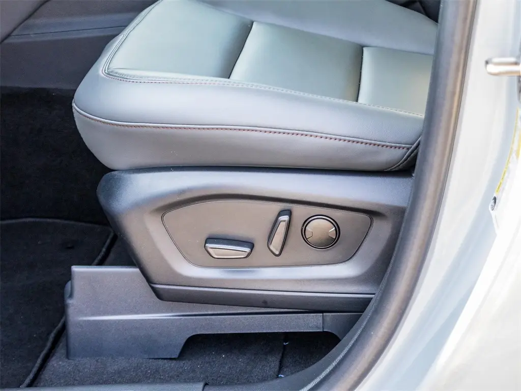 2025 Ford Explorer photo 27