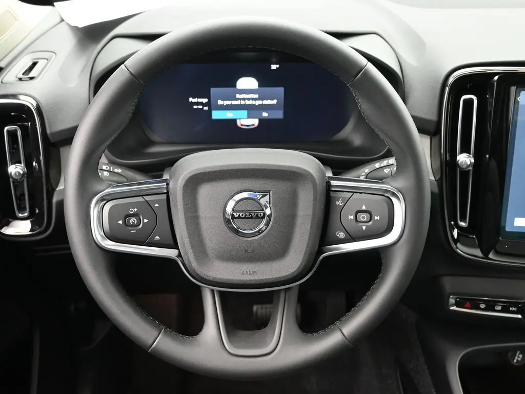 2025 Volvo - image 17