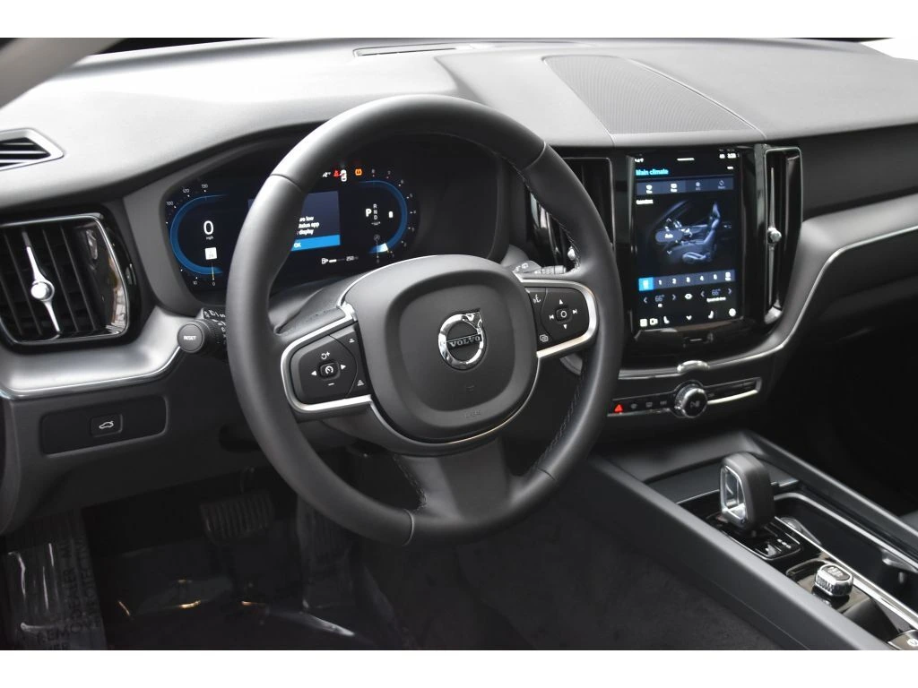 2025 Volvo - image 13