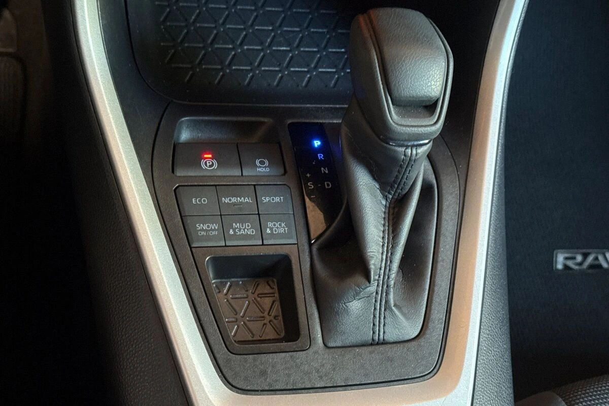 2025 Toyota RAV4 LE - Photo 21