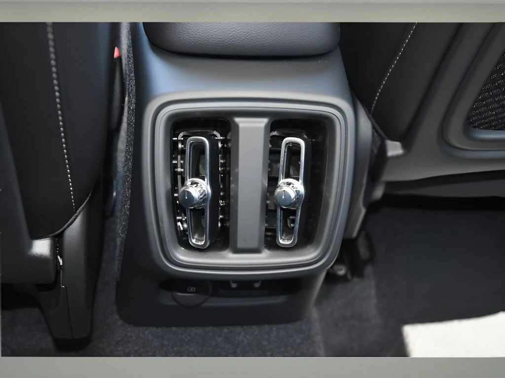 2025 Volvo - image 12