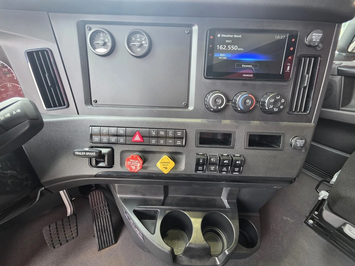 2027 Freightliner Cascadia — photo 8
