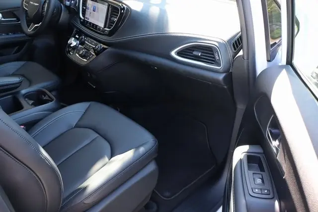 2026 Chrysler Pacifica photo 55