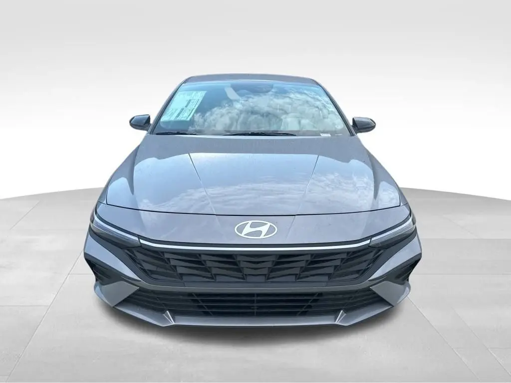 2025 Hyundai Elantra SEL Sport photo 2