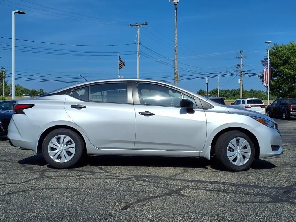2025 Nissan Versa 1.6 S photo 2