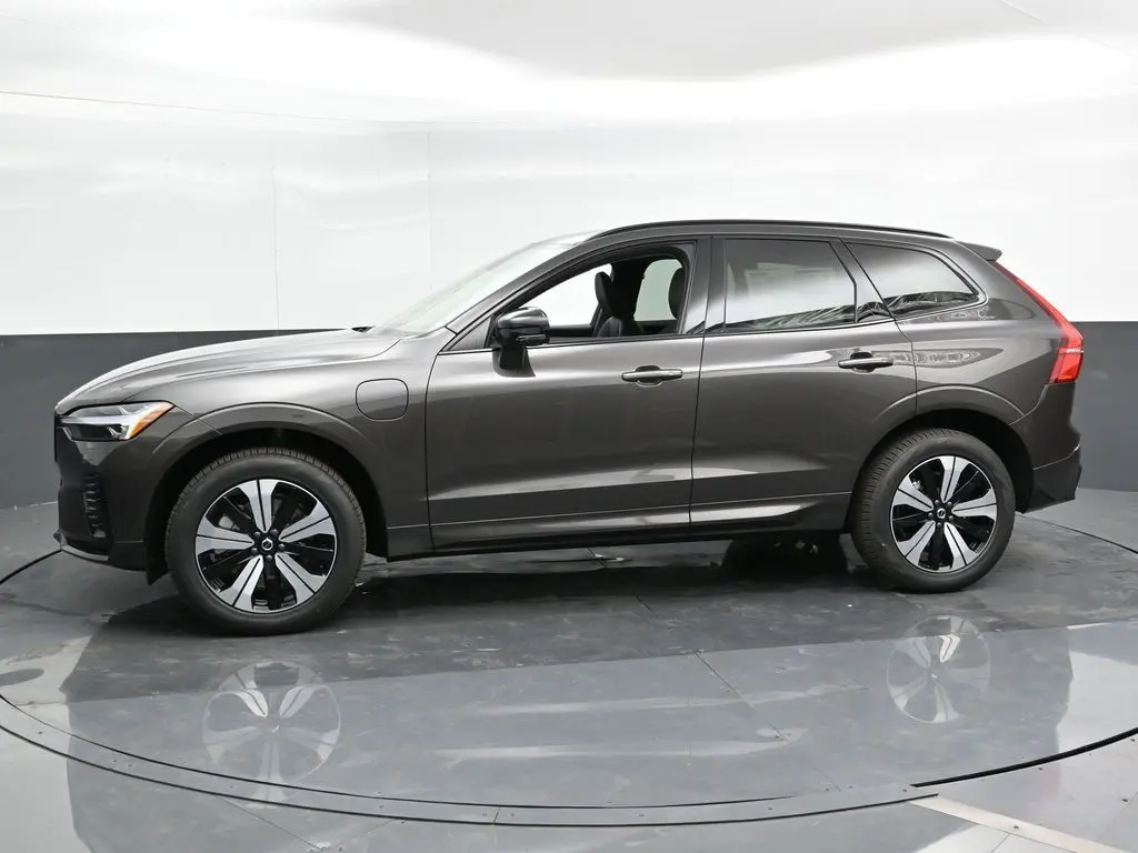 2025 Volvo - image 7