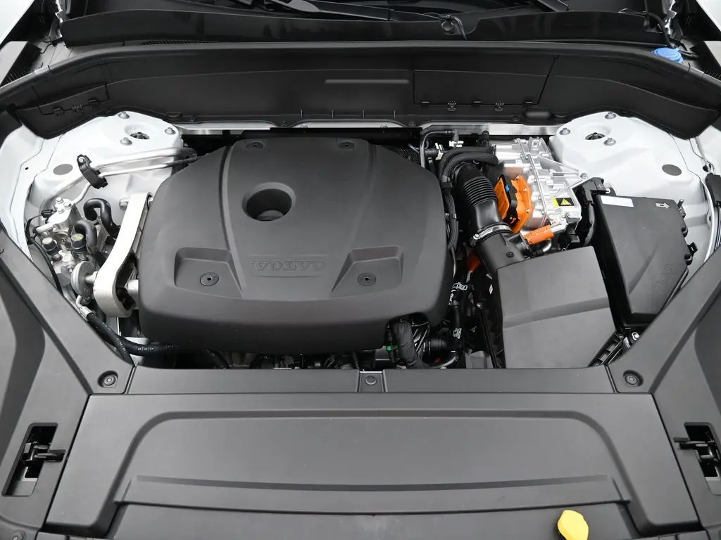 2025 Volvo - image 30