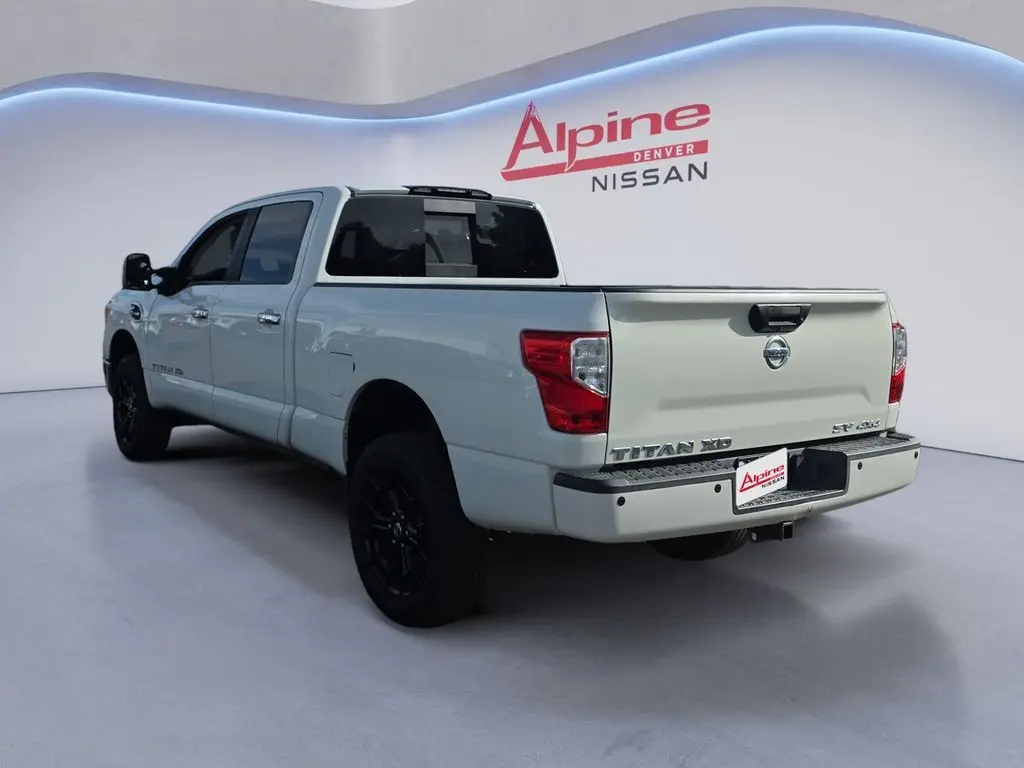 2017 Nissan Titan SV photo 3