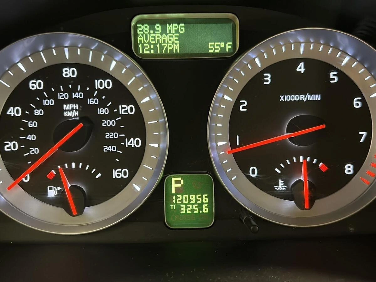 2013 Volvo - image 3