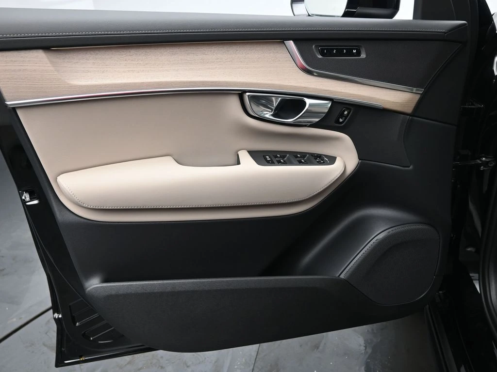 2026 Volvo - image 22