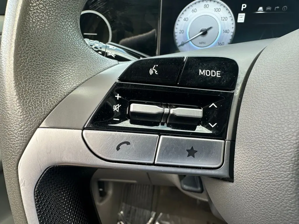 2024 Hyundai Elantra SEL photo 18