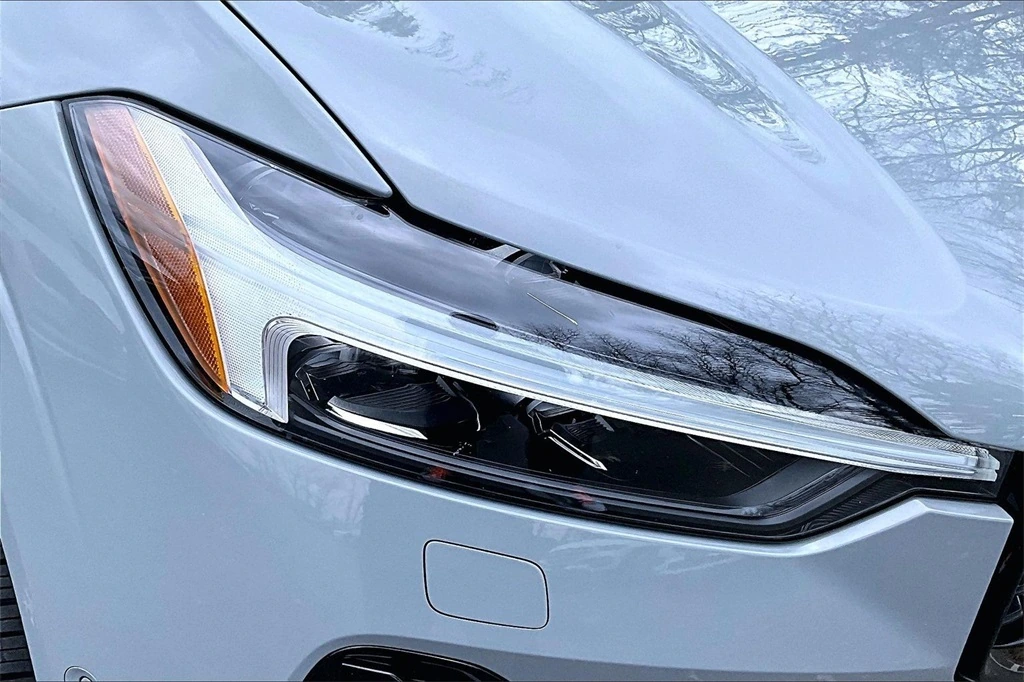 2025 Volvo - image 32