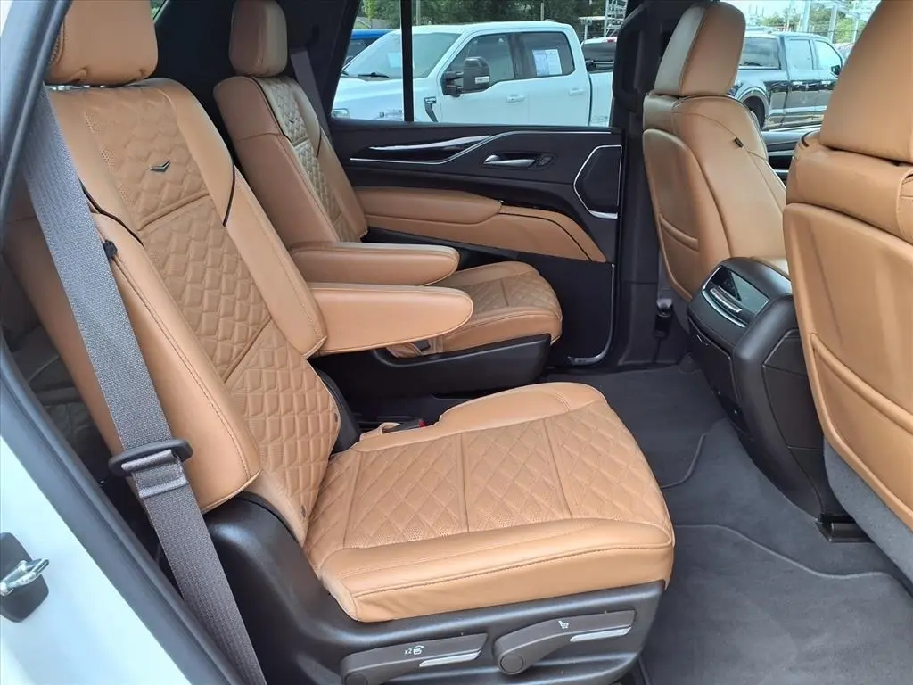 2023 Cadillac Escalade Premium Luxury photo 16