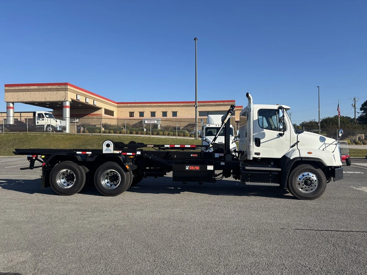 2027 Freightliner 114SD — photo 5
