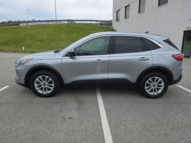 2022 Ford Escape SE photo 2
