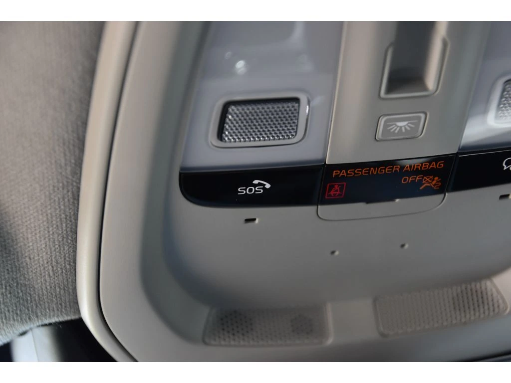 2025 Volvo - image 38