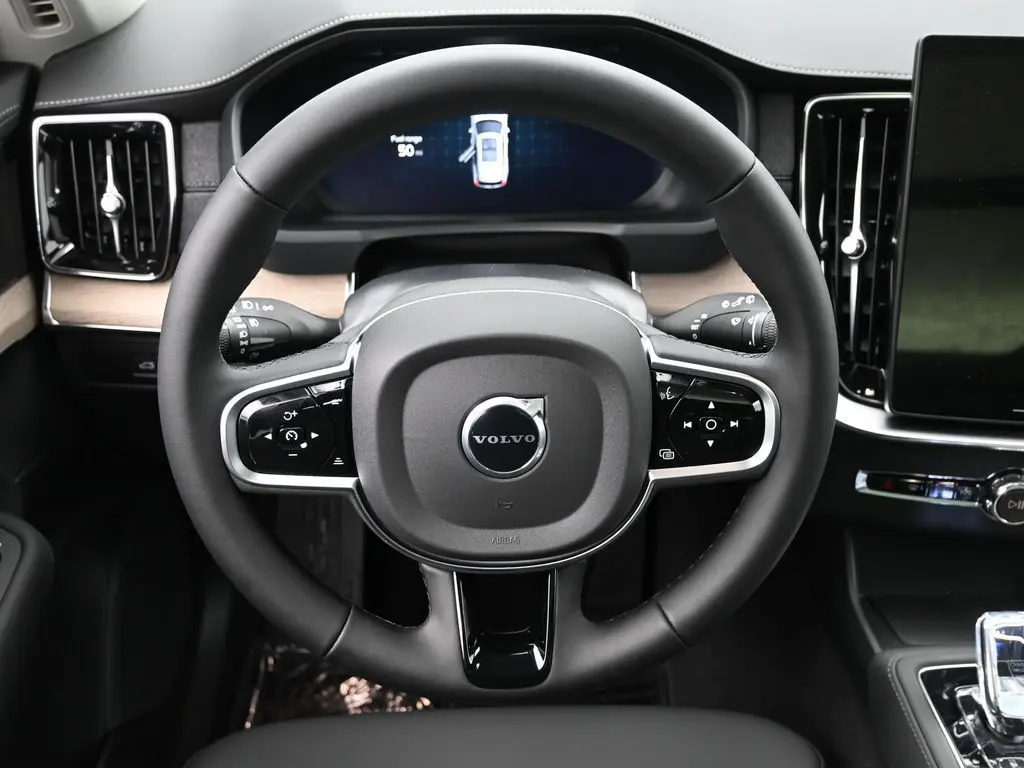 2025 Volvo - image 18