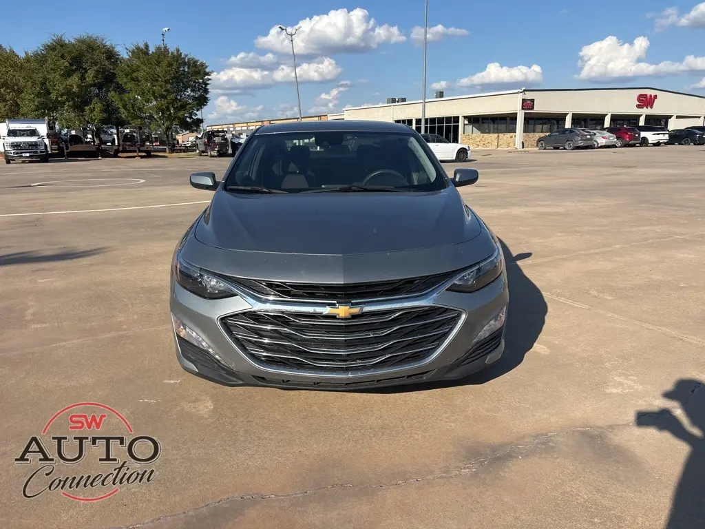 2024 Chevrolet Malibu 1LT photo 2
