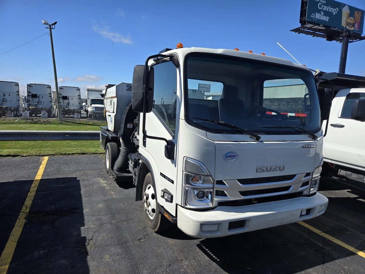 2023 Isuzu NPR - image 4