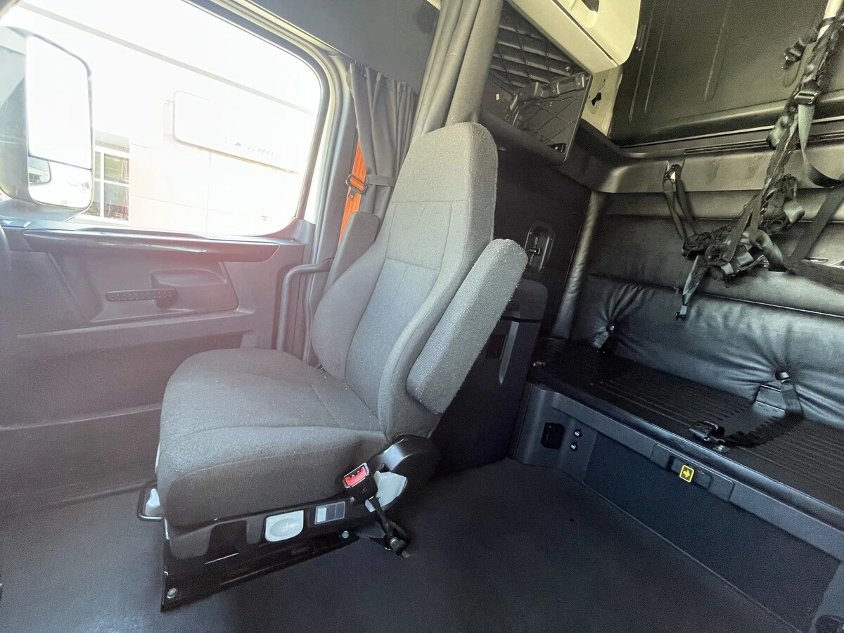 2024 Freightliner Cascadia - image 17