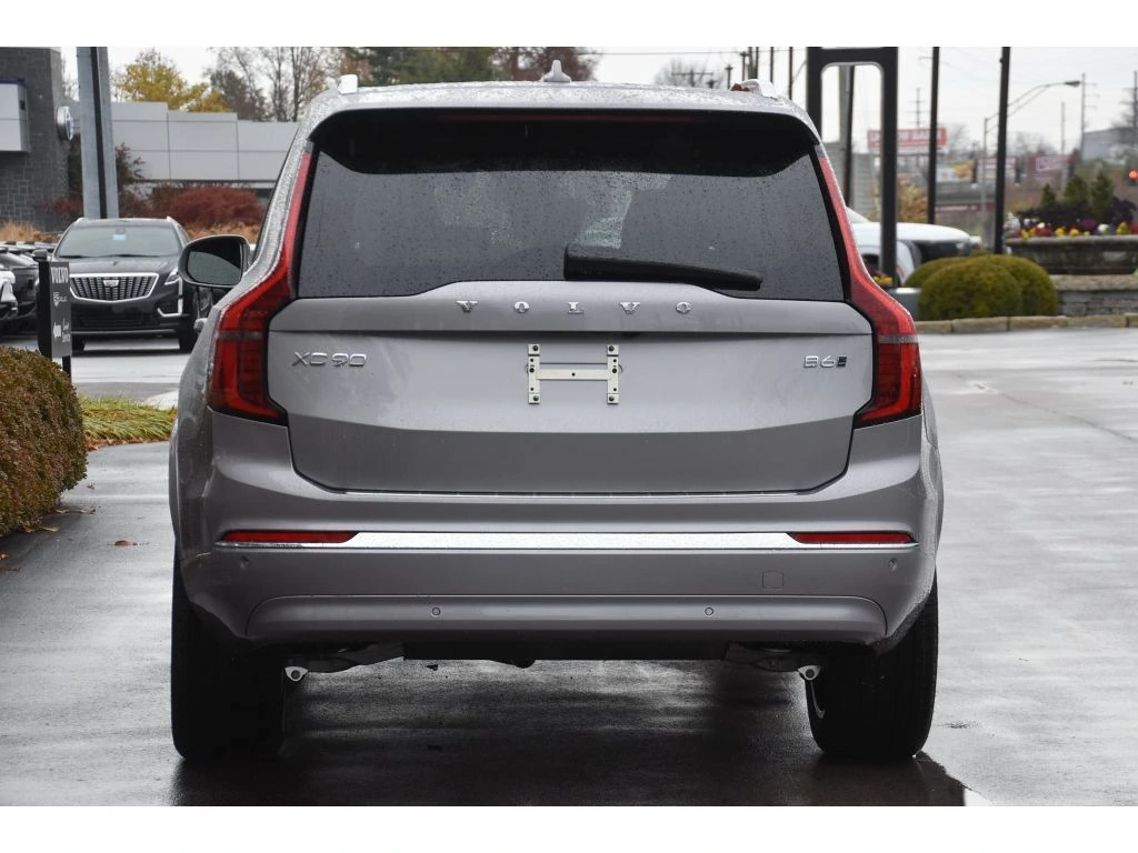 2026 Volvo - image 5