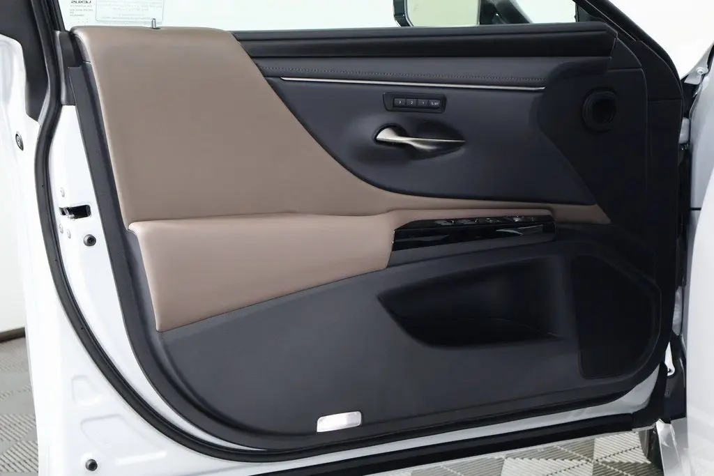 2025 Lexus ES 300h photo 6