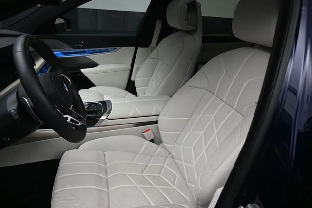 2025 BMW 7 Series 760i - Photo 33