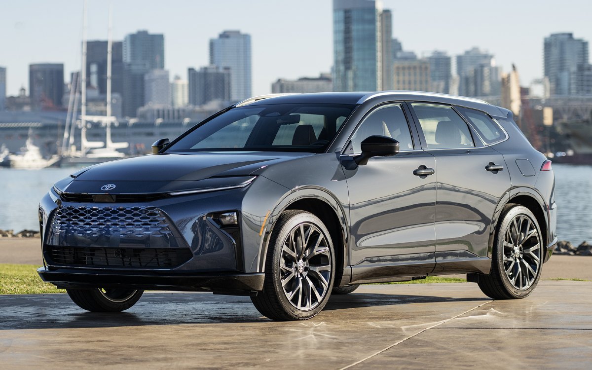 2025 Toyota Crown Signia Exterior Driver Side Front Profile