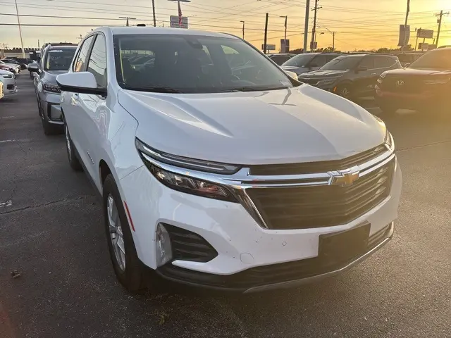 2022 Chevrolet Equinox LT photo 2