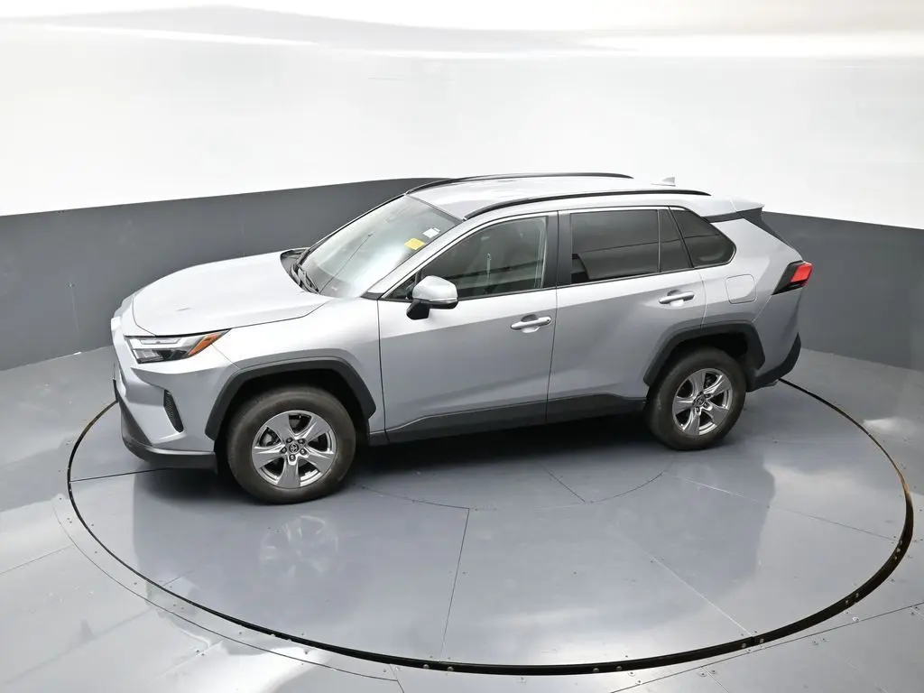 2024 Toyota RAV4 XLE photo 30