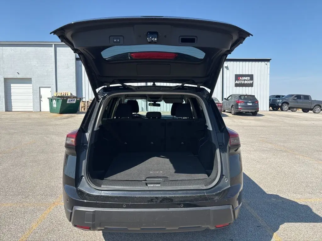2024 Nissan Rogue SV photo 8