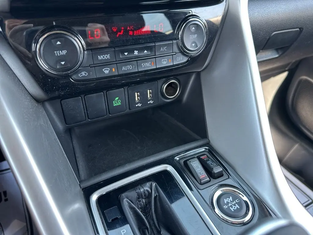 2024 Mitsubishi Eclipse Cross SEL photo 29