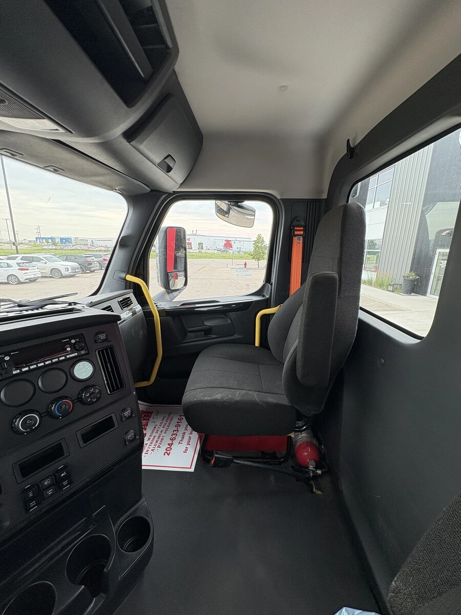 2023 Freightliner Cascadia — photo 8