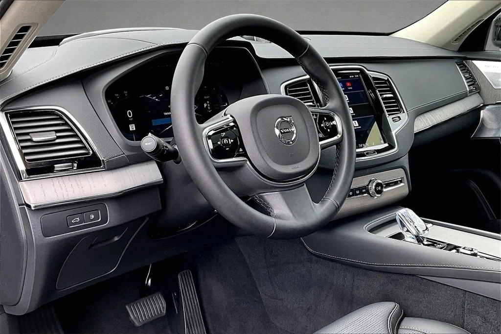 2025 Volvo - image 17
