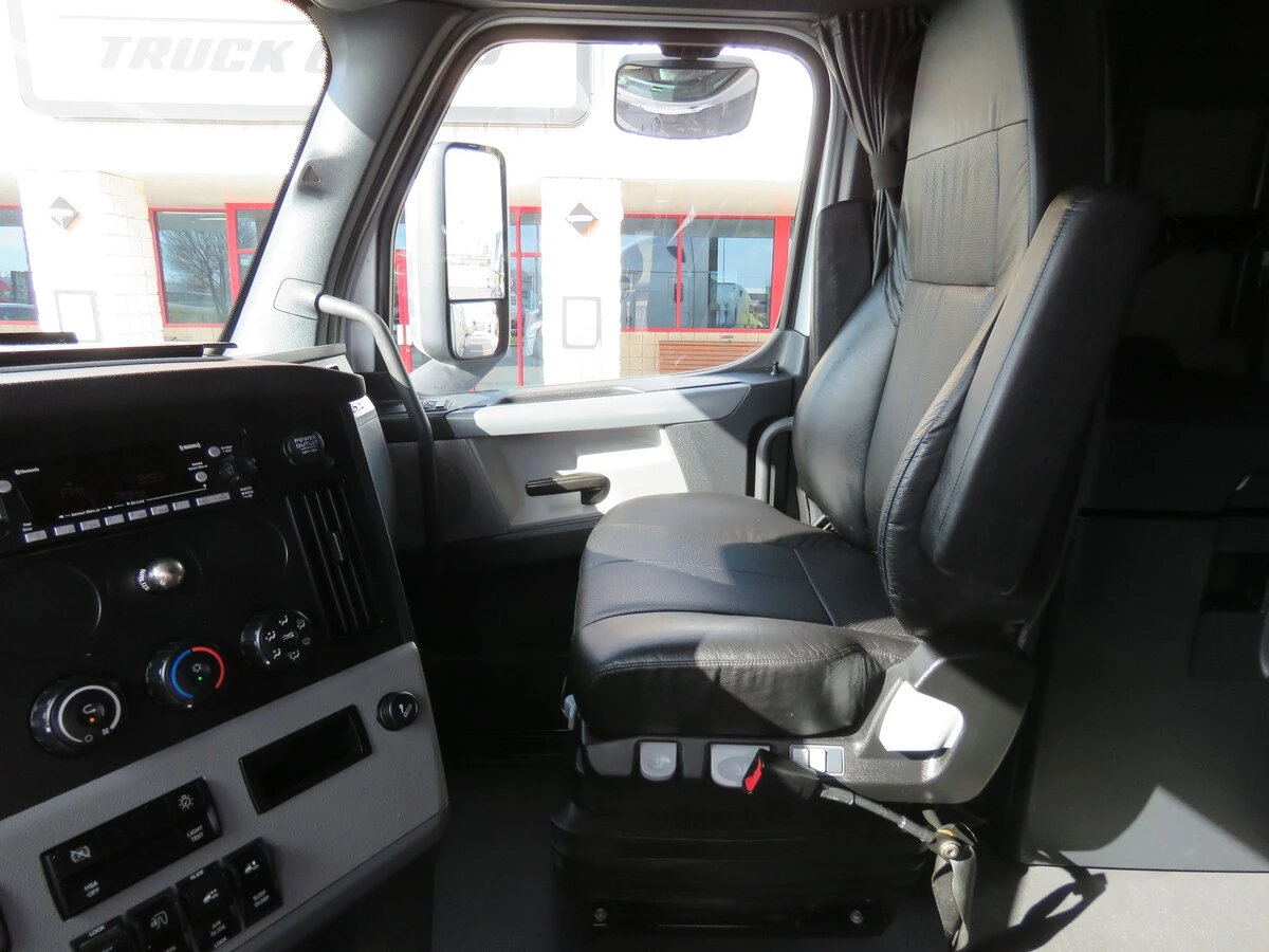 2022 Freightliner Cascadia - image 14