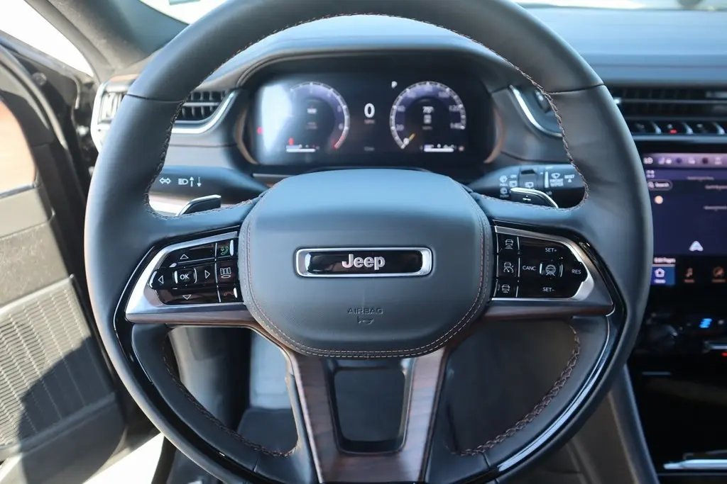 2025 Jeep Grand Cherokee L Summit photo 3