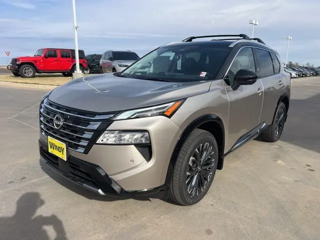 2026 Nissan Rogue Platinum photo 2