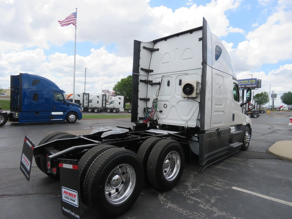 2023 Freightliner Cascadia - image 7