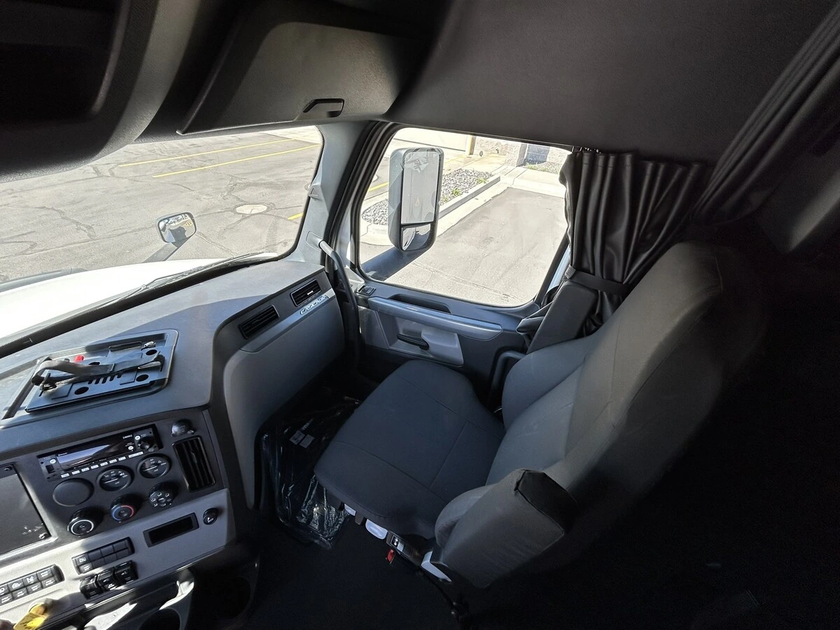 2022 Freightliner Cascadia - image 16